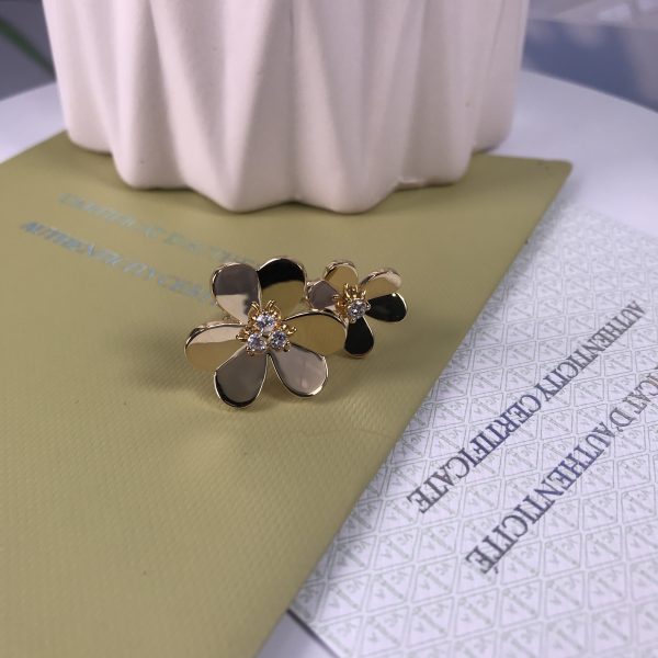 VAN CLEEF & ARPEL 18CT GOLD FRIVOLE BETWEEN THE FINGER RING TWO FLOWER