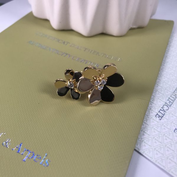 VAN CLEEF & ARPEL 18CT GOLD FRIVOLE BETWEEN THE FINGER RING TWO FLOWER