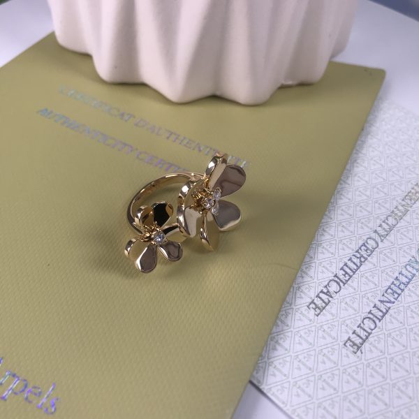 VAN CLEEF & ARPEL 18CT GOLD FRIVOLE BETWEEN THE FINGER RING TWO FLOWER