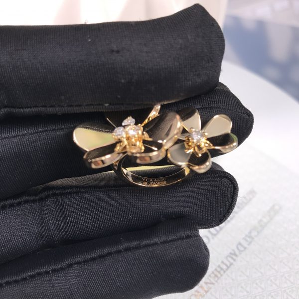 VAN CLEEF & ARPEL 18CT GOLD FRIVOLE BETWEEN THE FINGER RING TWO FLOWER