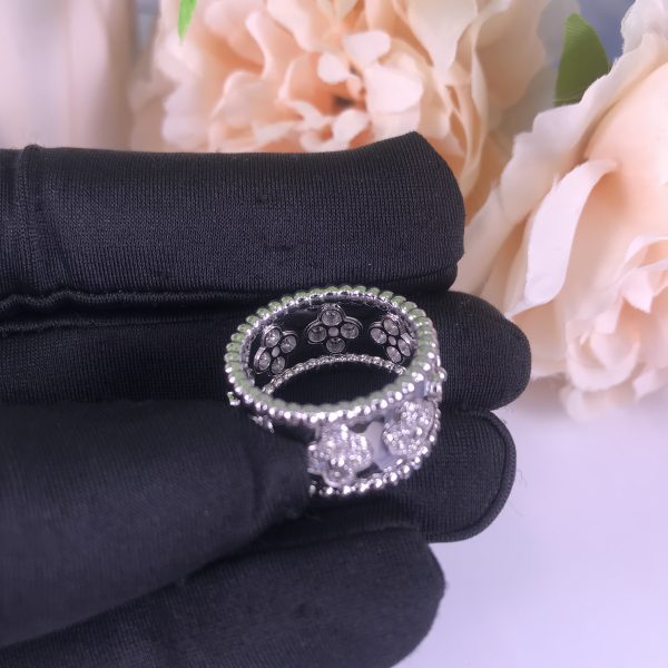 VAN CLEEF & ARPEL 18CT WHITE GOLD PERLEE CLOVERS DIAMOND RING