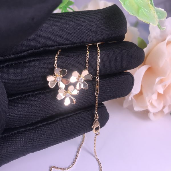 VAN CLEEF & ARPEL 18CT YELLOW GOLD FRIVOLE PENDANT NECKLACE 3 FLOWERS