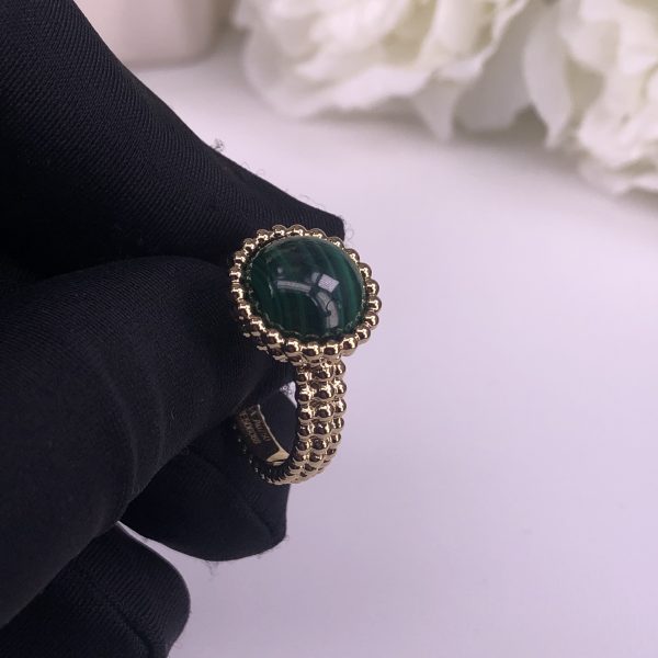 VAN CLEEF & ARPEL 18CT GOLD PERLEE COULEURS RING MALACHITE